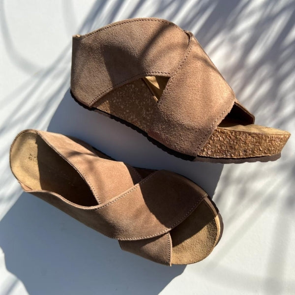 Frances 23 suede sandal beige