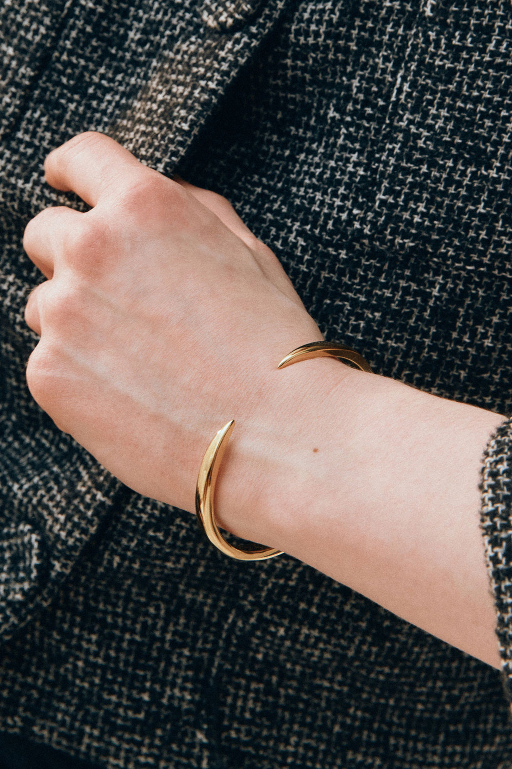 Crest Bangle Gold
