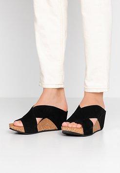 Frances 23 suede sandal svart