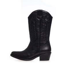Keep your power cowboyboots black